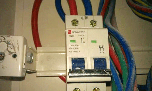 漏電保護(hù)裝置是造成西安西瑪電機(jī)頻繁燒毀的原因。