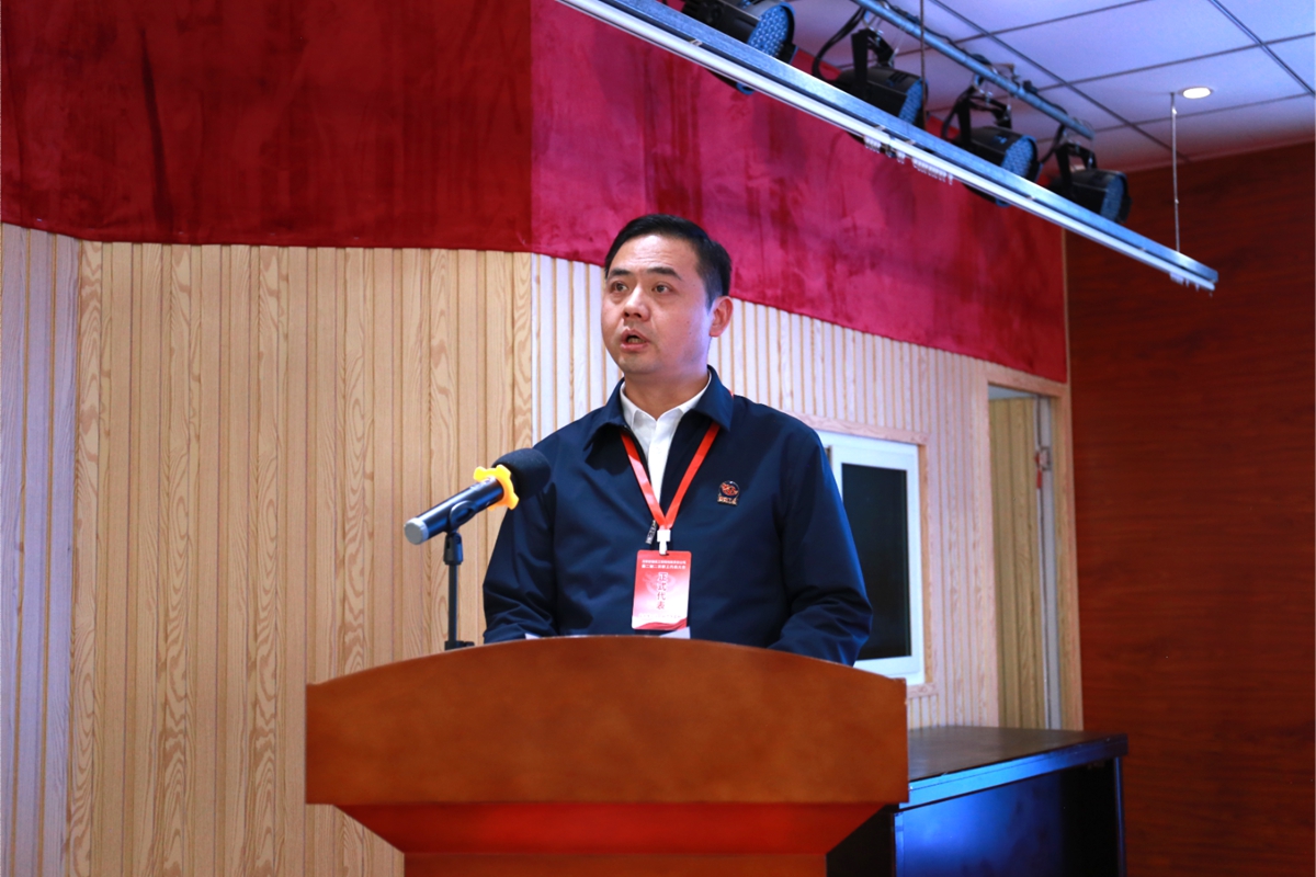 1764209509653265.jpg 公司副總經(jīng)理張大亮向大會(huì)報(bào)告公司《“四五”戰(zhàn)略發(fā)展規(guī)劃(征求意見稿)》.jpg